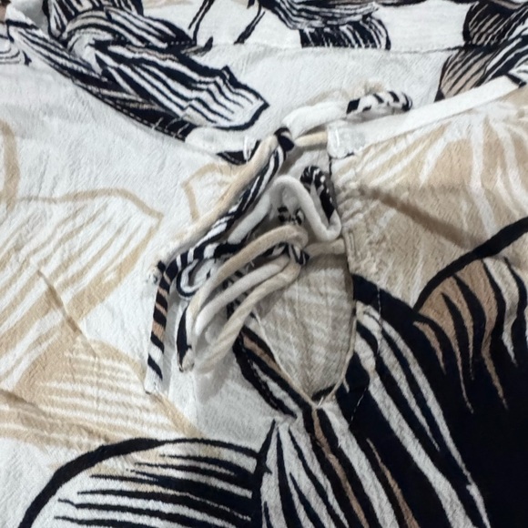 White and Black Tie Front Blouse - Picture 12 of 13